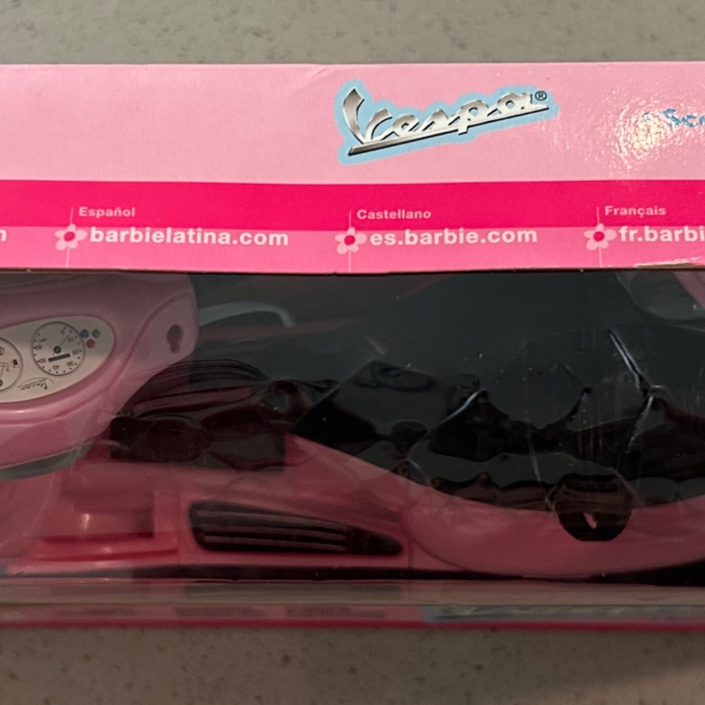 Barbie Vespa toy scooter - Picture 3 of 5